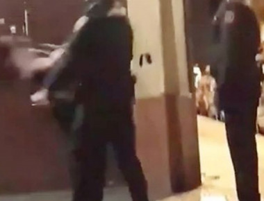 Ισπανία: Αστυνομικός χαστουκίζει γυναίκα με απερίγραπτο τρόπο (βίντεο)